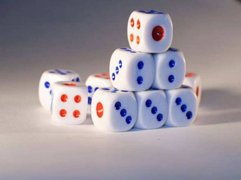 Từng viên xí ngầu thiết kế với 6 mặt đánh dấu 1 - 6 chấm tròn nhỏ